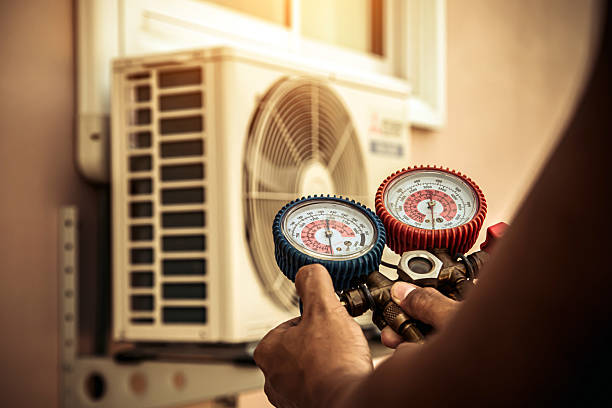 Professional Hvac technician working in Waverly, IA